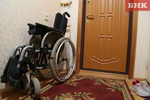 Женщину-инвалида из Сыктывкара два месяца носят на руках из-за сломавшегося лифта
