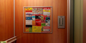 Мурманчанин наказал УК и рекламную компанию за объявления в лифте